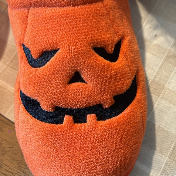 🎃 Jack o Lantern Slippers! 🎃 Dearfoams Brand. Only worn once. 👻 - Picture 3 of 6